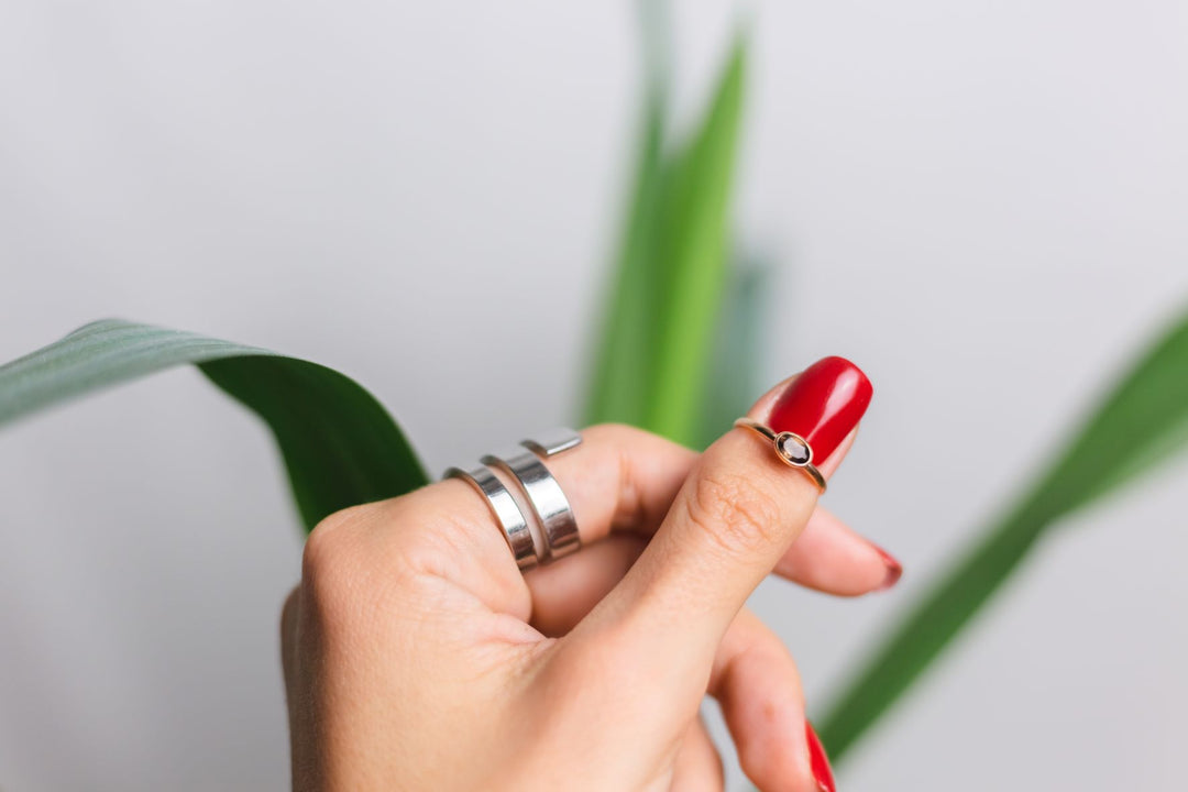 Nail Rings: Fashionable Statement or Annoying Accessory? A Stylish Alternative to Nail Paints