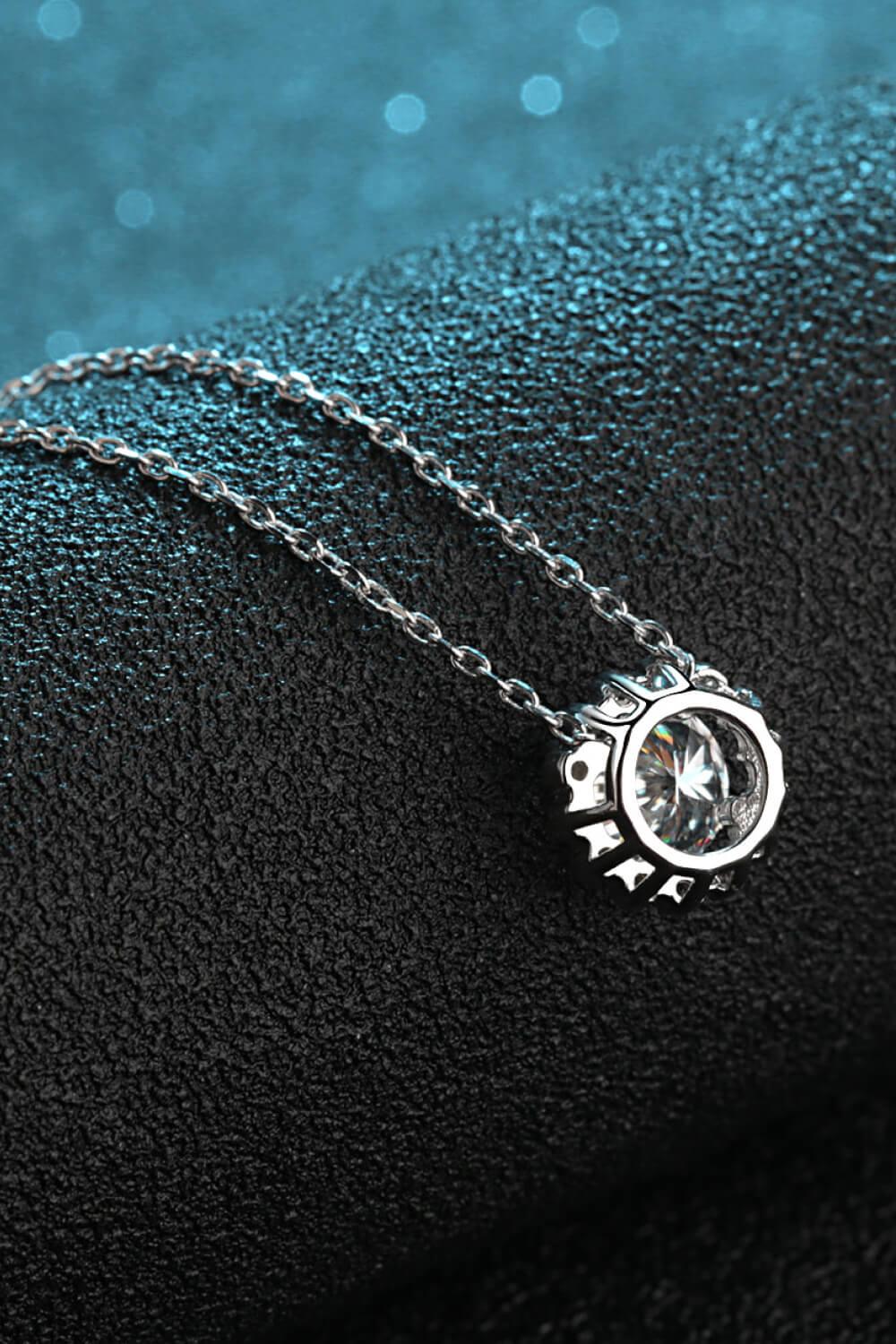 Flower-Shaped Moissanite Pendant Necklace - Trendha